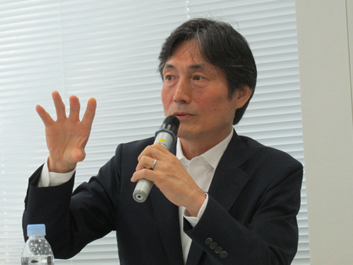 決算説明会で質問に答える飯田裕会長兼ＣＥＯ