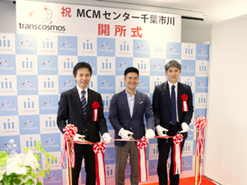 テープカットのようす