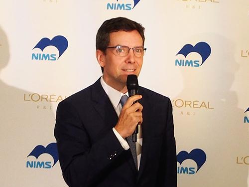 あいさつする日本トレアルのブリュア社長