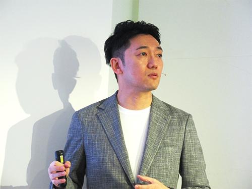 オルビスブランドの方向性について説明する小林琢磨社長