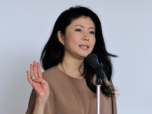 今期（19年７月期）の事業展望を説明する石原智美社長