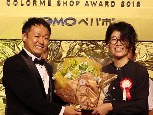 大賞の「日用品とパンの店　わざわざ」の平田はる香社長（写真右）とＧＭＯぺパボの佐藤健太郎社長