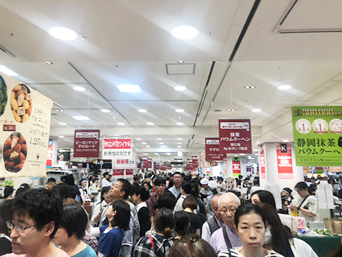 来場者でごった返す会場