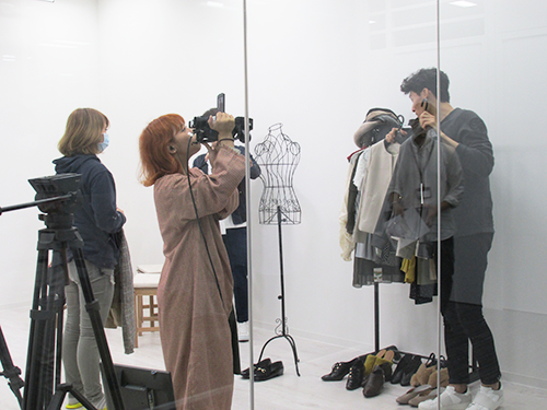 ライブコマースは自社内のスタジオで制作・配信している