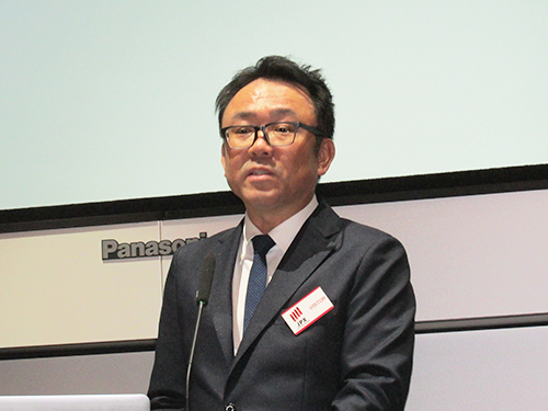 18年８月期の決算内容を説明する白鳩の池上正社長（東京・中央区の東証アローズで）