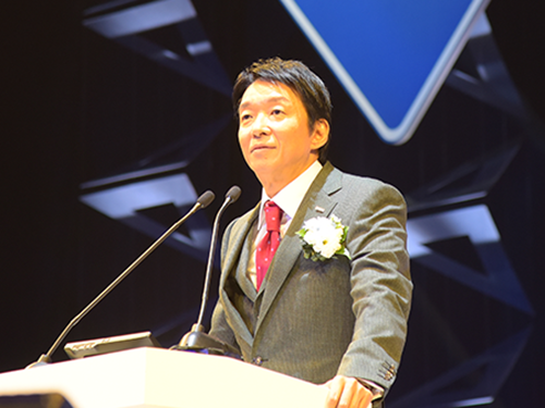 あいさつする名越隆昭社長