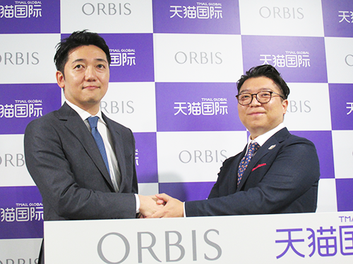 戦略提携の調印式後に握手するオルビスの小林琢磨社長（写真左）と天猫国際のウィリアム・チョウ統括