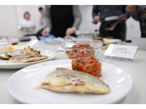 試食会では来場者が秋冬料理に舌鼓を打った