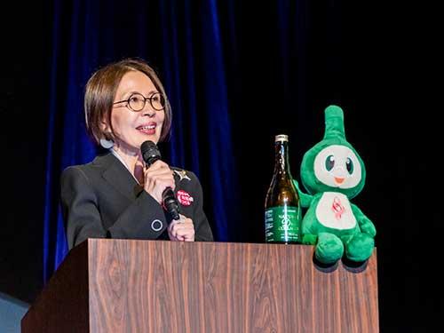 あいさつする和田佳子社長