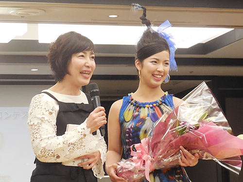 グランプリを獲得した平山麻奈さん（写真左）。モデルは娘が務めた（同右）