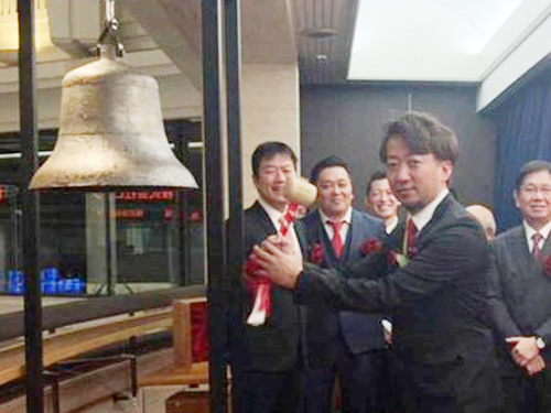 上場記念に打鐘する飛鳥貴雄ＣＥＯ