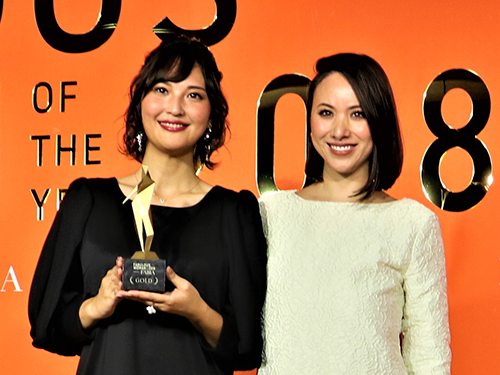 グランプリの高江洲真美さん（写真左）とモデルの道端アンジェリカさん