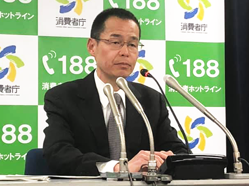 会見を開く消費者庁取引対策課の佐藤朋哉課長