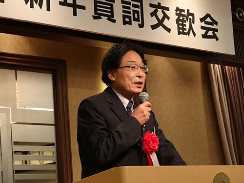 あいさつする鈴木弘樹会長