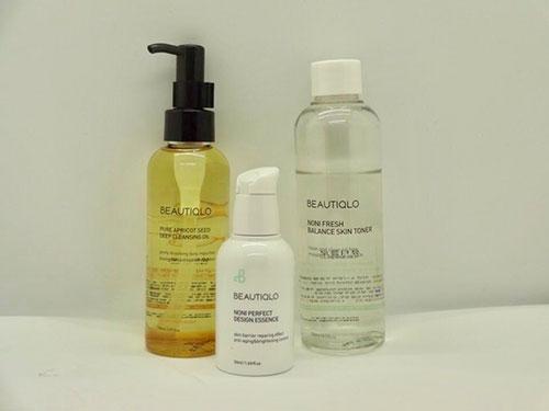 （写真右から）化粧水、美容液、クレンジング