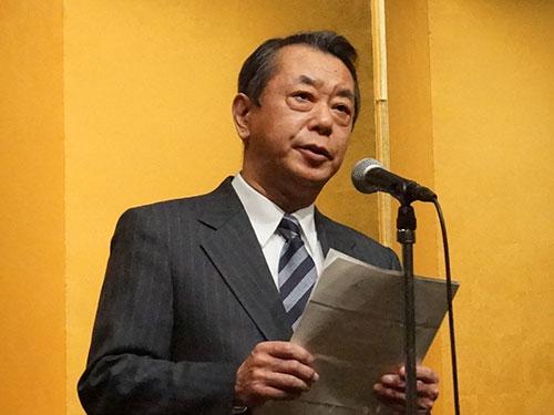 新年賀詞交歓会であいさつするＪＡＤＭＡ・阿部嘉文会長（東京・大手町のパレスホテルで）