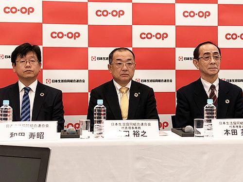 記者会見の様子（写真右＝本田英一会長）