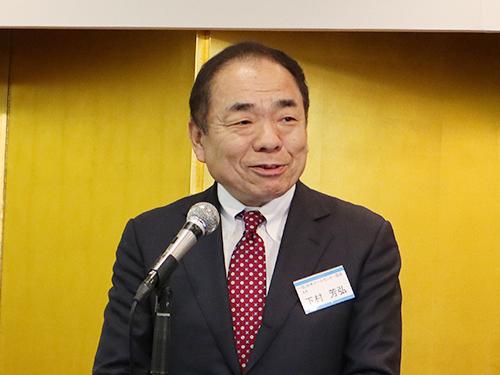 あいさつをする下村芳弘会長