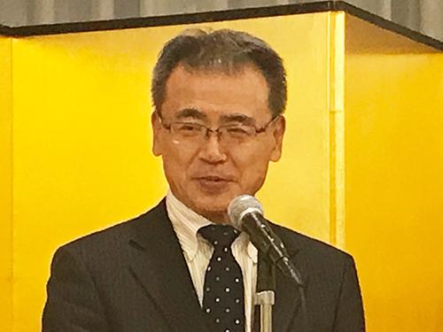 あいさつする杢谷正樹理事長