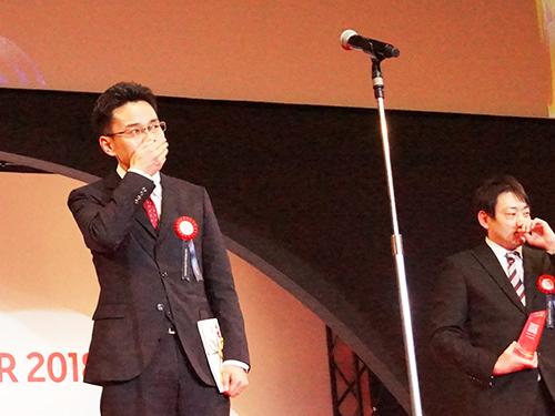 グランプリに選出された「ヒマラヤ楽天市場店」の宮城マネージャー（写真左）は言葉を詰まらせた