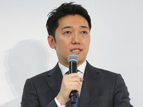 昨年11月の新製品発表会で「オルビス　ディフェンセラ」を紹介する小林琢磨社長