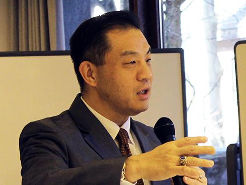 あいさつするクリストファー・キム社長