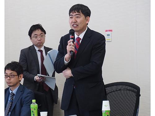 第１回会合の冒頭であいさつする国土交通省物流政策課の山田輝希課長