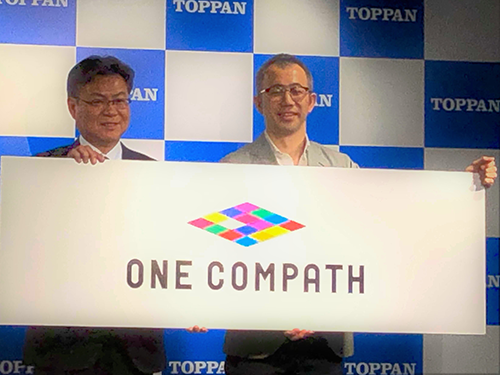 凸版印刷の坂井和則常務執行役員（写真左）とワン・コンパスの早川礼社長