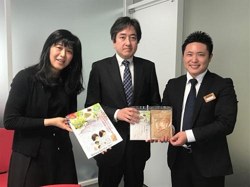 しむらの川﨑光専務取締役（右）、カタログハウス通販生活仕入部ゼネラル・マネージャーの深谷経太郎氏（中央）、カタログハウスの吉川美樹取締役（左）