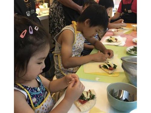 子ども食堂「キッズカフェ」の様子。「つくる絵本の時間」など体験・交流プログラムも