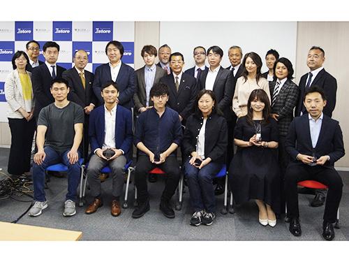 前列の受賞者と後列のJECCICAの理事・講師メンバー