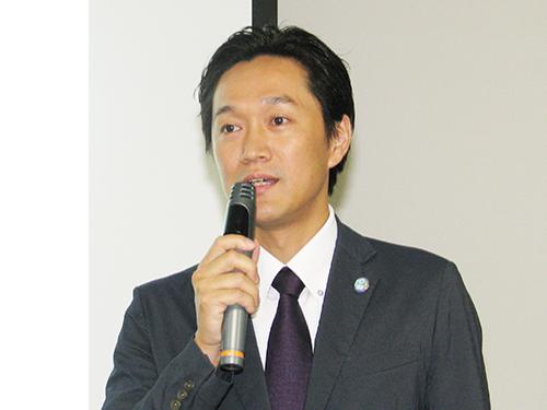 あいさつする岡田憲己社長