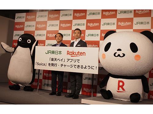 楽天ペイメントの中村晃社長（写真右）とＪＲ東日本の野口忍常務執行役員がサービス連携を発表