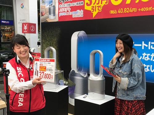 ライブ販売イベントの様子（写真右＝小松彩夏）