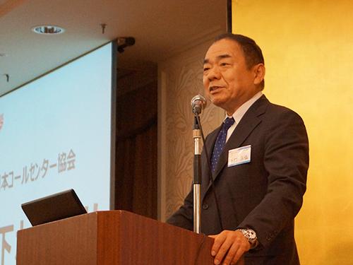 あいさつをする下村芳弘会長