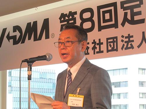 定時総会後の懇親パーティーであいさつするＪＡＤＭＡ阿部嘉文会長（東京・大手町のＫＫＲホテル東京で）