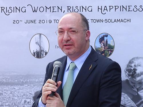 あいさつするベジット・イディアス会長