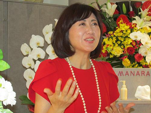直営店のオープンであいさつするランクアップの岩崎裕美子社長