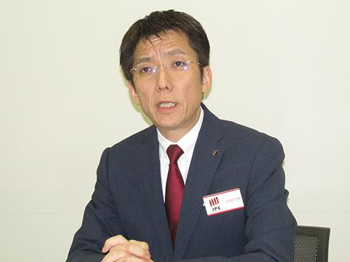 報道陣との会見に応じる新日本製薬の後藤孝洋社長（東京・中央区の東京証券取引所で）
