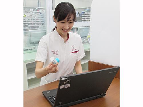 薬剤師がPCを使ってオンライン服薬指導を行う様子（アイアンファーマシーズ）