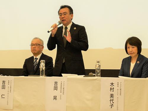 写真中央が新社長の吉岡晃氏