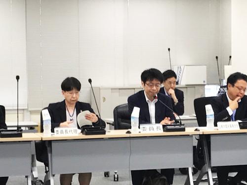 山本委員長(写真右）と片山委員長代理