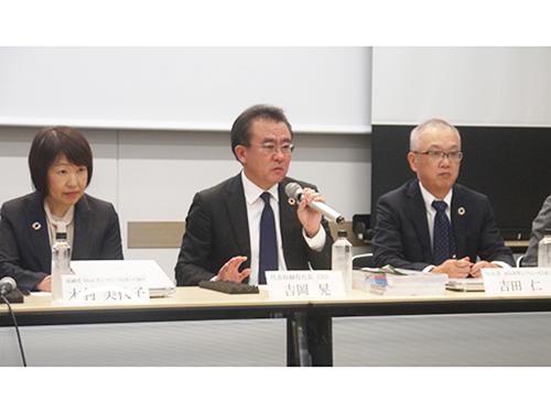 決算説明会後に記者会見を行った吉岡晃社長（写真中央）