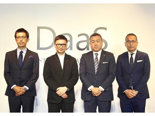 （写真左から）ストライプデパートメントの佐藤満専務取締役、石川康晴社長、トキハの植山浩文常務取締役営業企画担当ＭＤ統括部長、ストライプデパートメントの近内哲也常務取締役