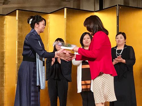 会員の表彰を行う稲葉社長