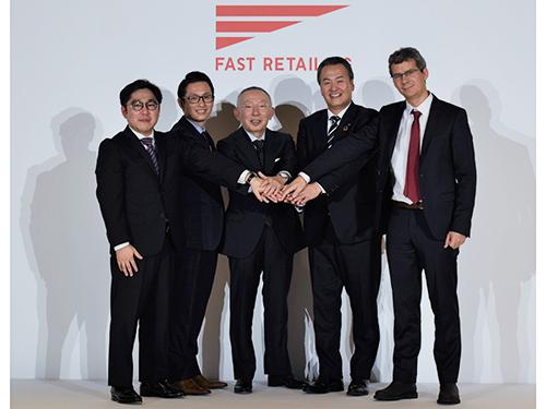 （写真左から）ファーストリテイリングの神保拓也グループ上席執行役員、ＭＵＪＩＮの滝野一征ＣＥＯ、ファーストリテイリングの柳井正社長、ダイフクの下代博社長、Ｅｘｏｔｅｃ　Ｓｏｌｕｔｉｏｎｓ　ＳＡＳのロマン・ムーランＣＥＯ