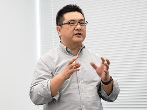 ストライプチャイナのタオ・ユアン総経理