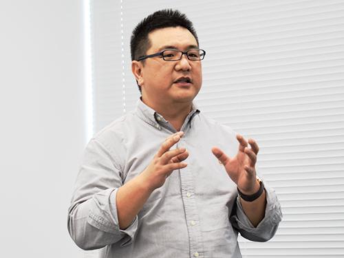 ストライプチャイナのタオ・ユアン総経理