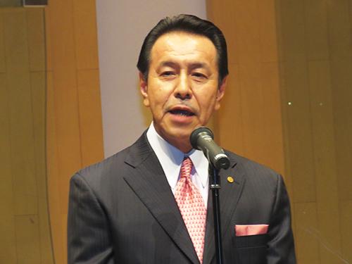 あいさつする真壁孝仁社長
