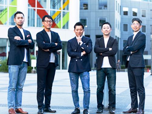 (写真左から）小川博之執行役員、出村太晋取締役ＣＯＯ、青木康時代表取締役社長、平川秀年取締役ＣＦＯ、大西秀亜社外取締役